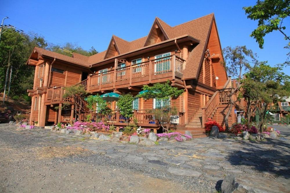 Boryeong Rich Valley Log Village Pension Exterior foto