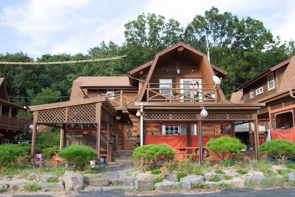 Boryeong Rich Valley Log Village Pension Exterior foto