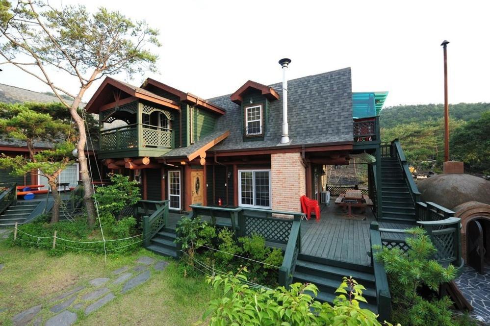 Boryeong Rich Valley Log Village Pension Exterior foto